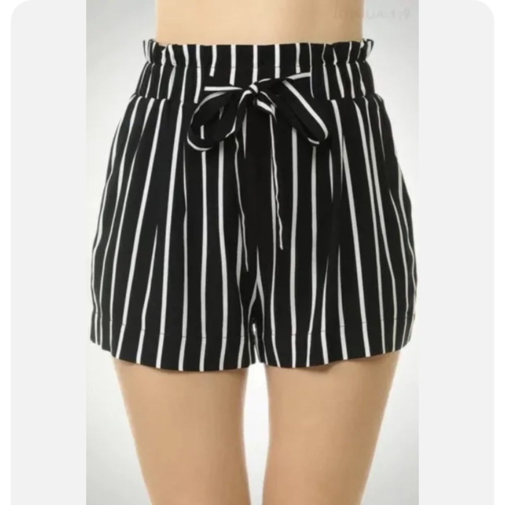 Adorable striped shorts, size M